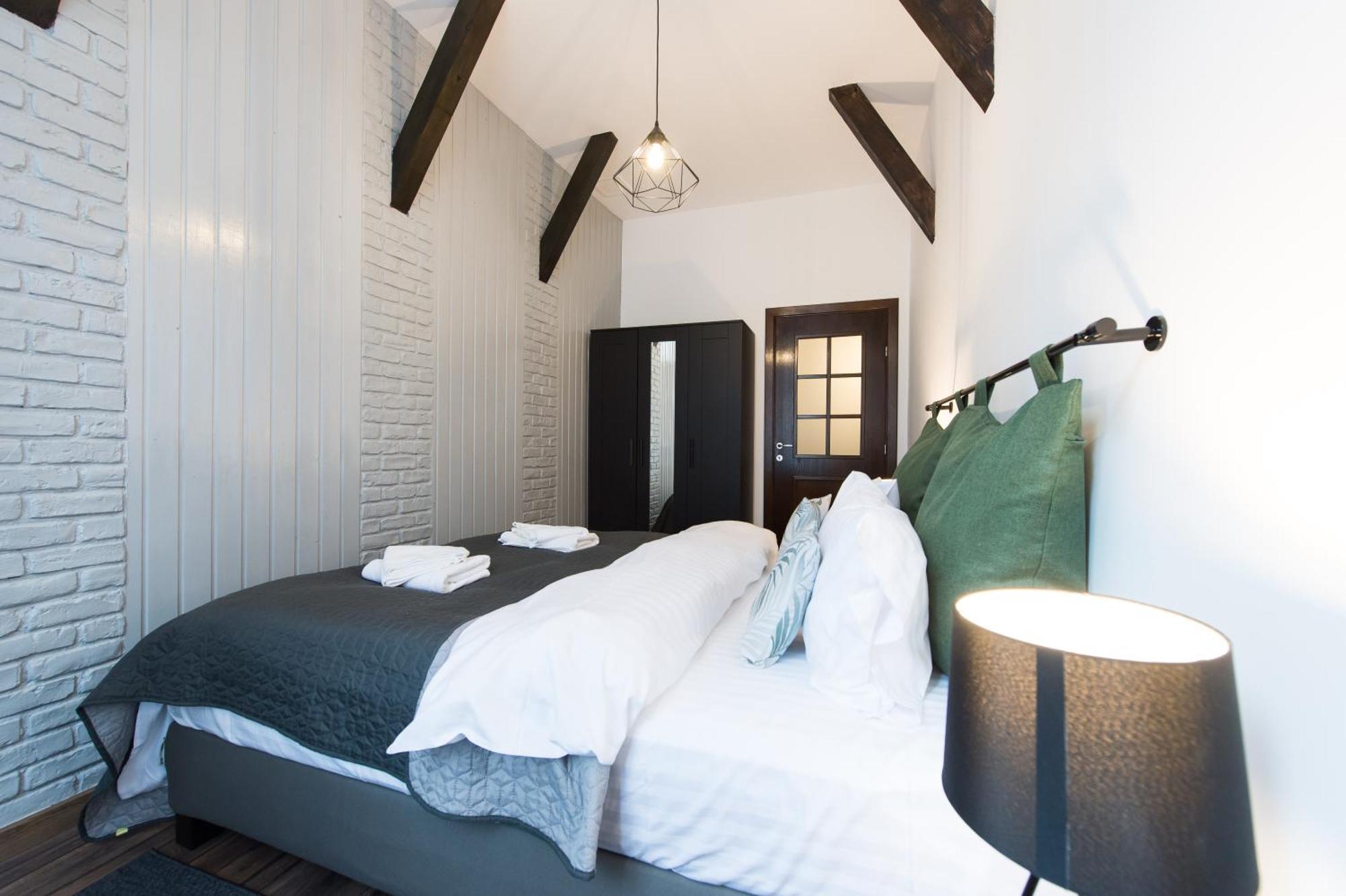 Lovely Brasov Flat With Patio And Mountain Views エクステリア 写真