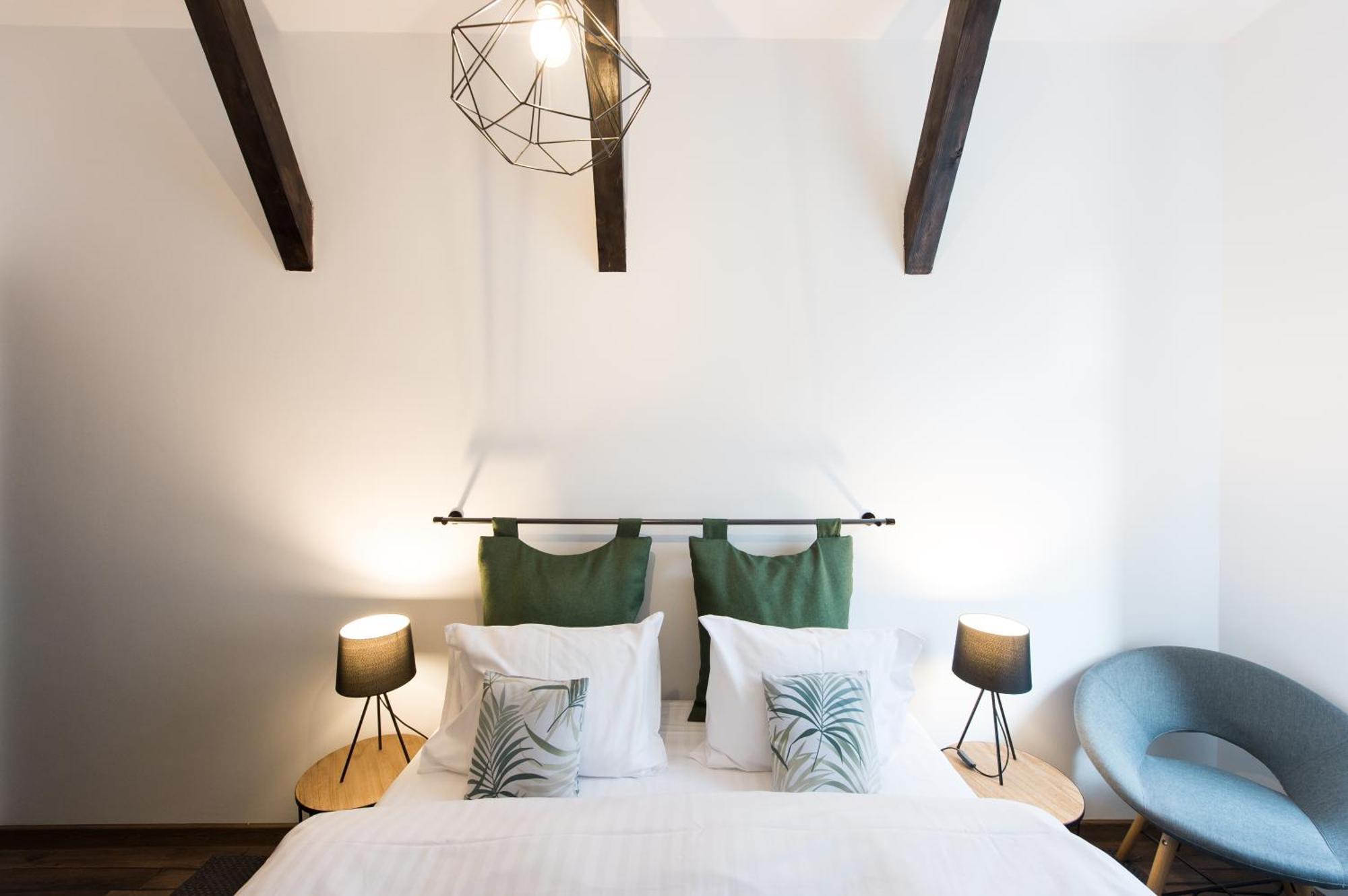 Lovely Brasov Flat With Patio And Mountain Views エクステリア 写真
