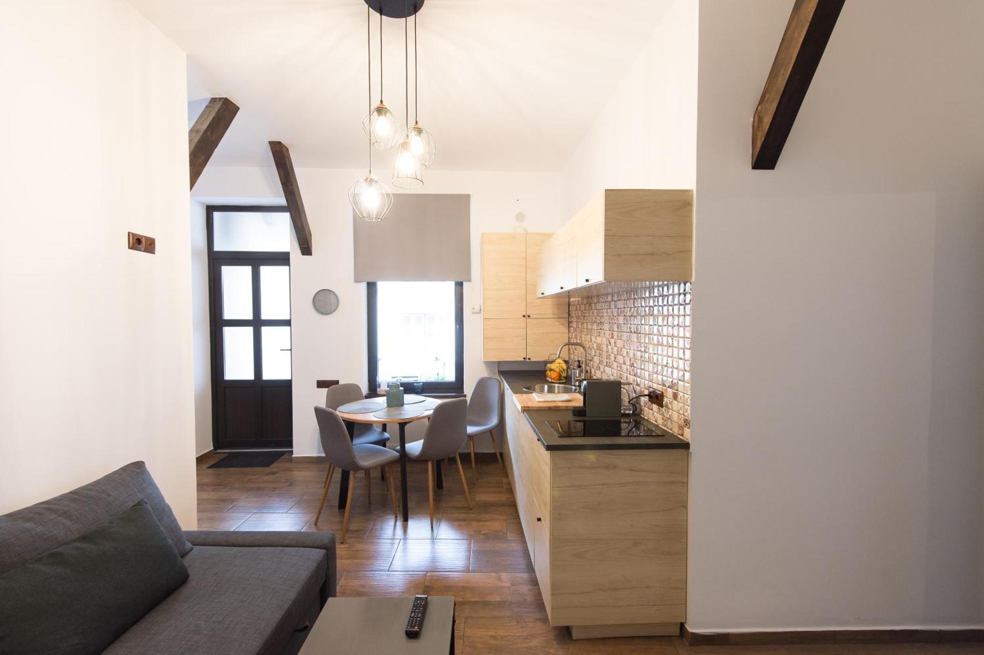 Lovely Brasov Flat With Patio And Mountain Views エクステリア 写真