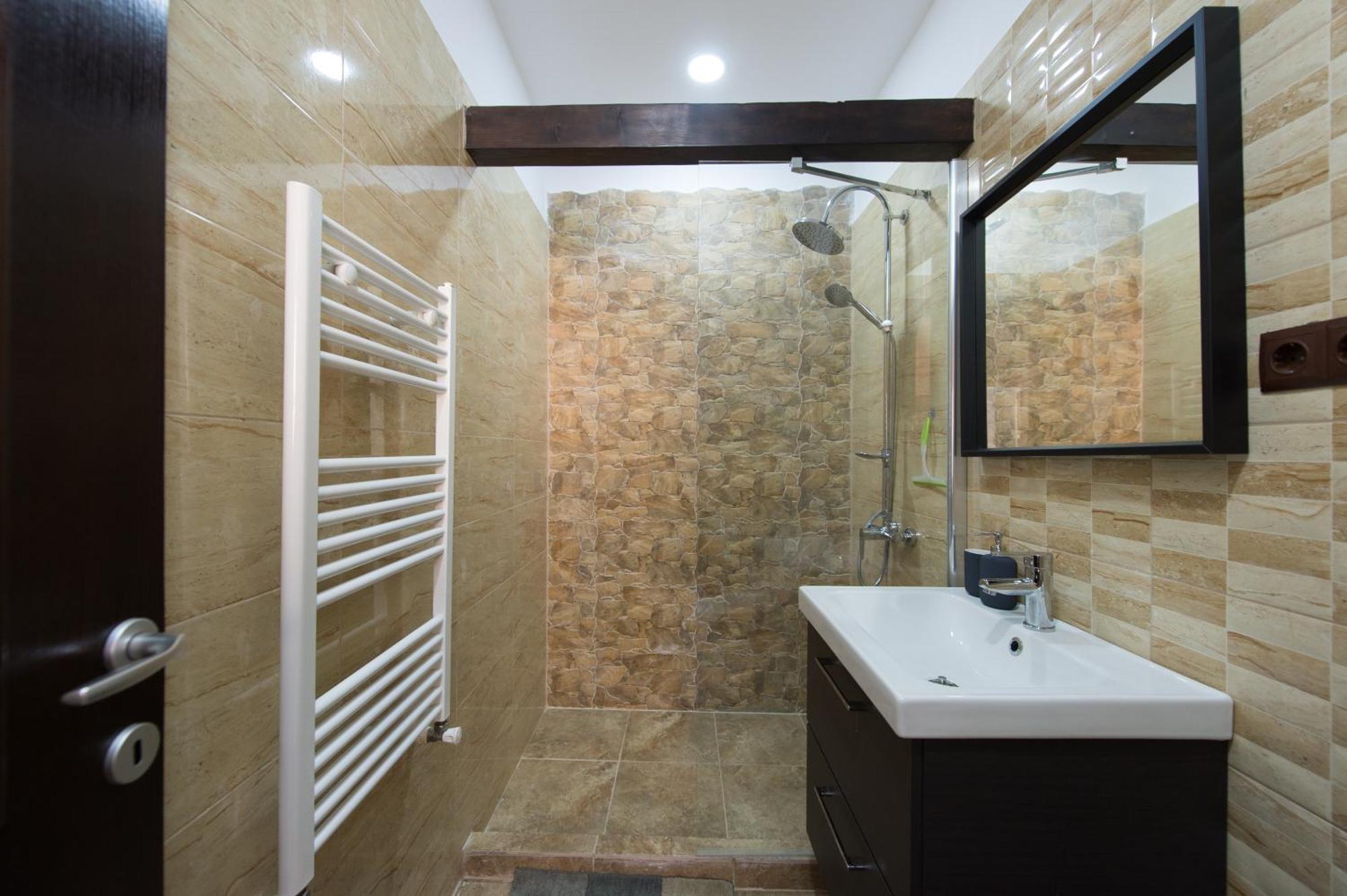 Lovely Brasov Flat With Patio And Mountain Views エクステリア 写真