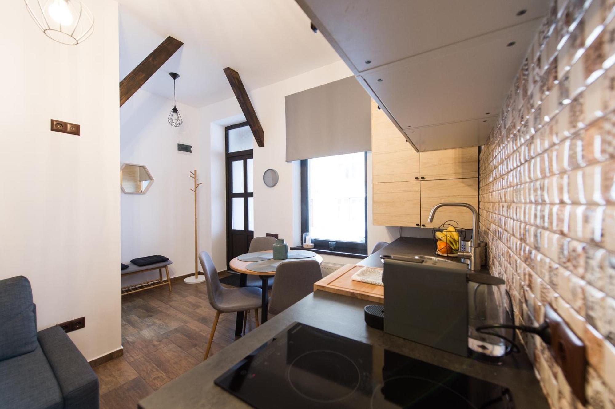 Lovely Brasov Flat With Patio And Mountain Views エクステリア 写真