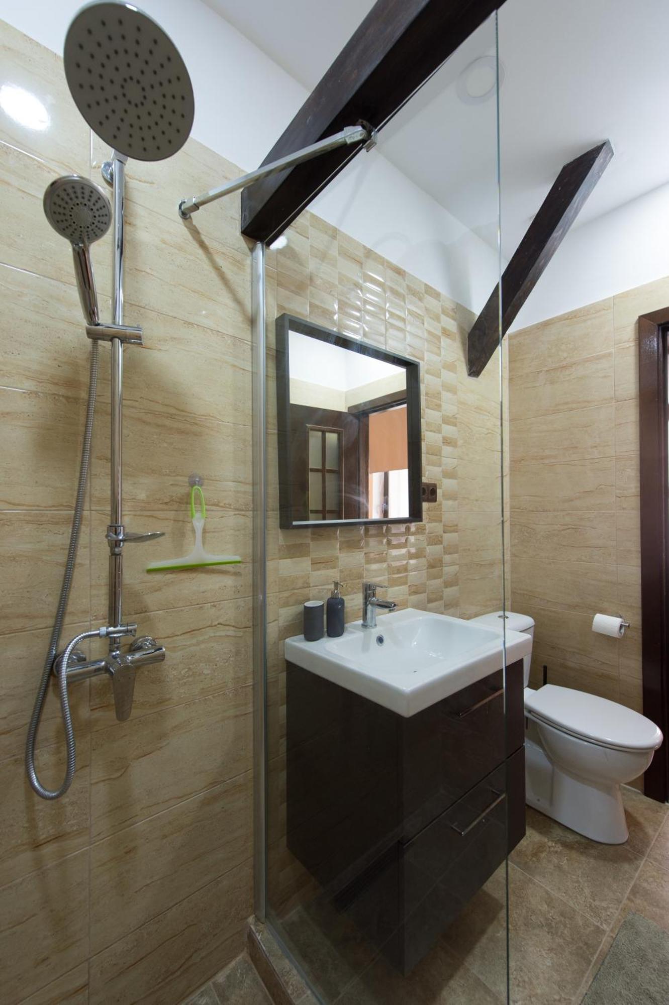 Lovely Brasov Flat With Patio And Mountain Views エクステリア 写真