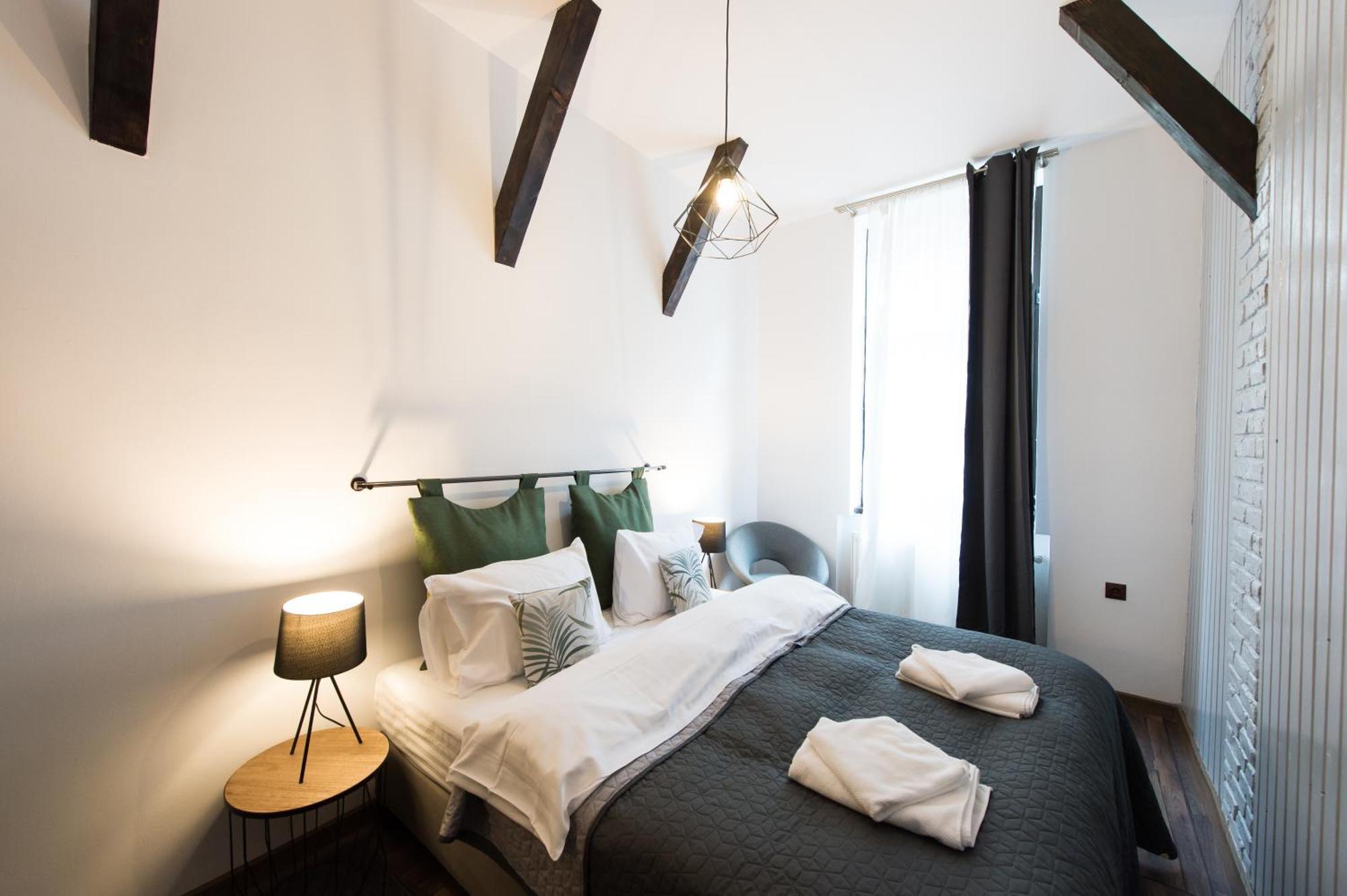 Lovely Brasov Flat With Patio And Mountain Views エクステリア 写真