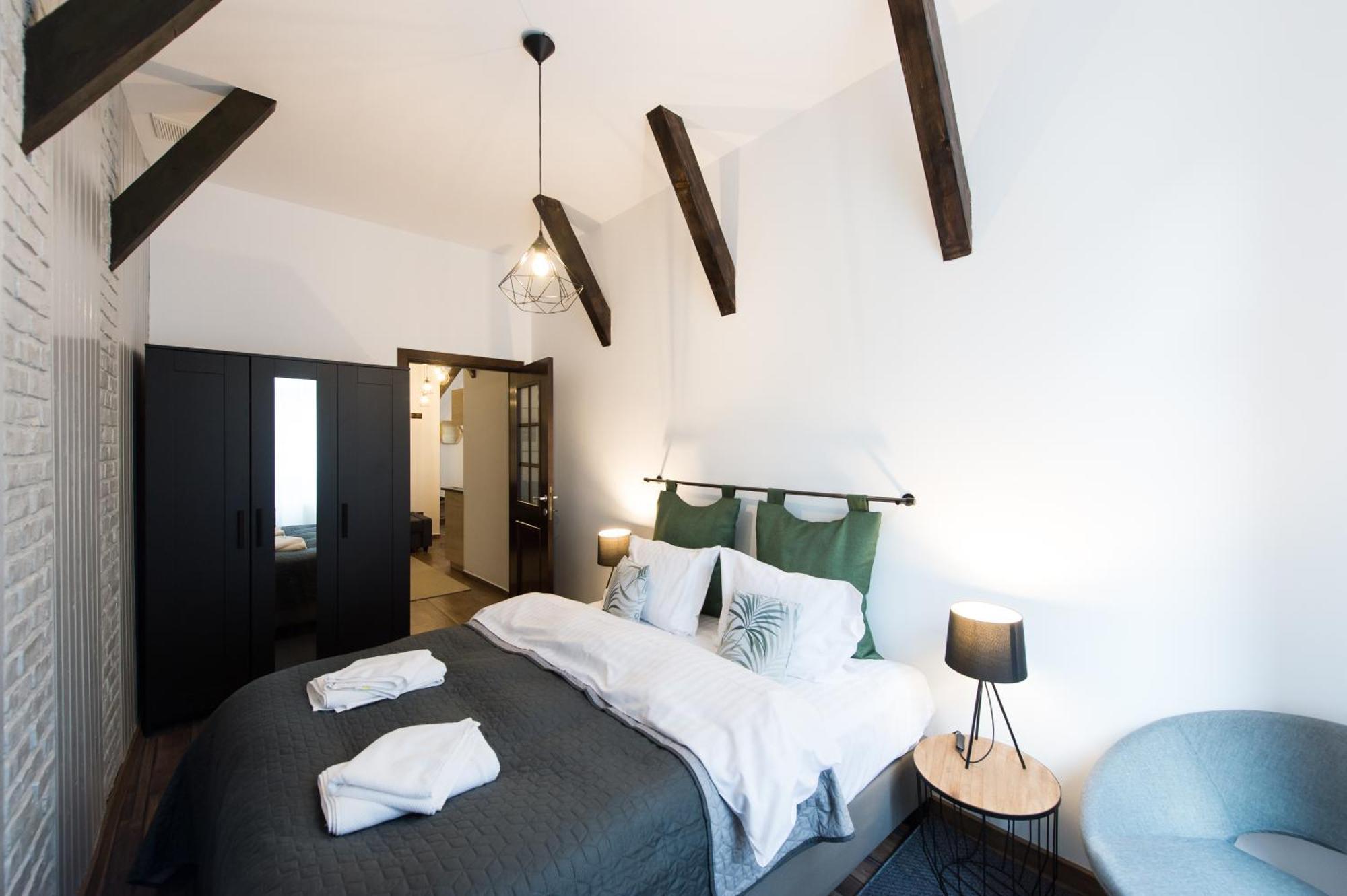 Lovely Brasov Flat With Patio And Mountain Views エクステリア 写真