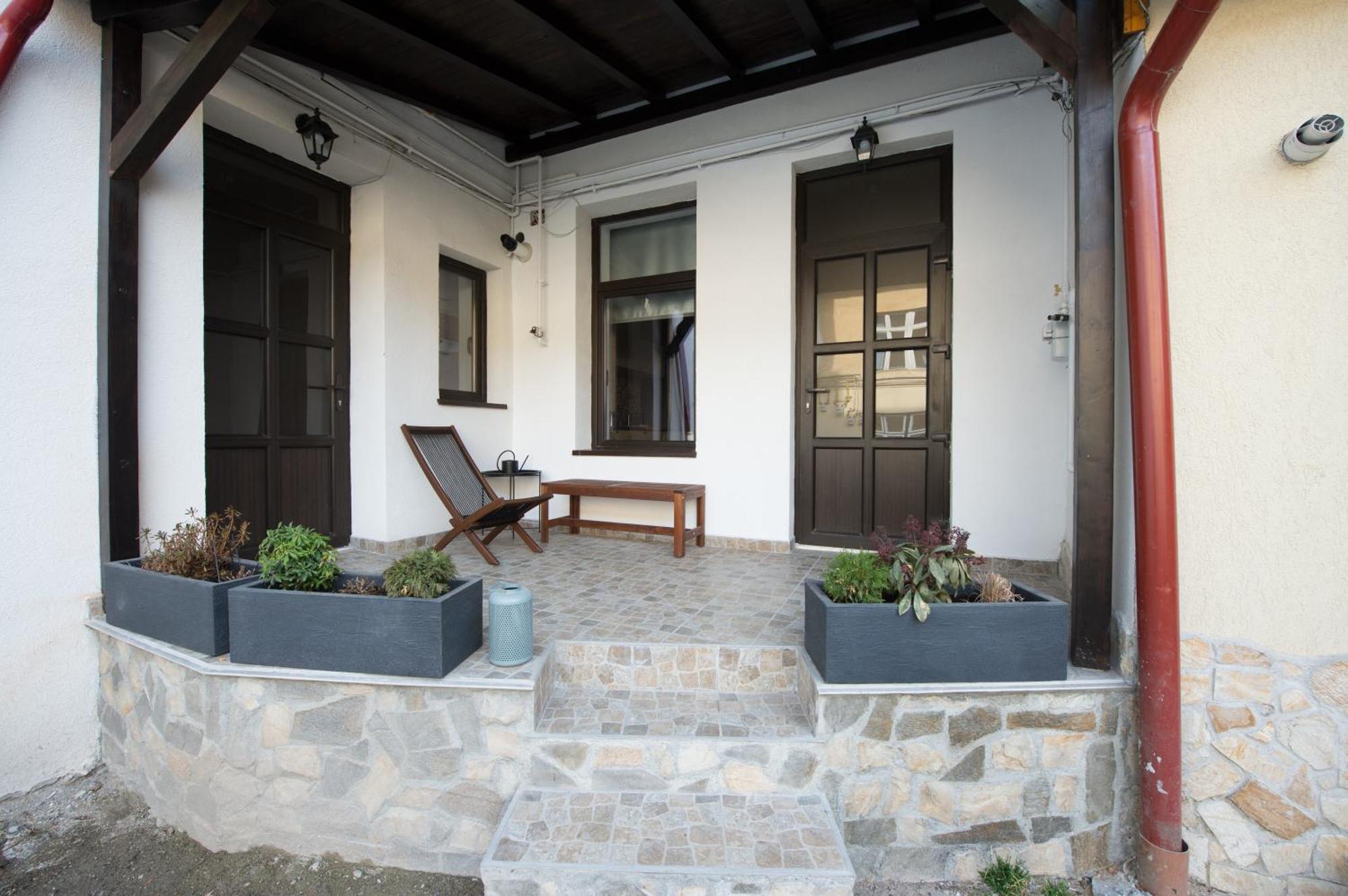 Lovely Brasov Flat With Patio And Mountain Views エクステリア 写真