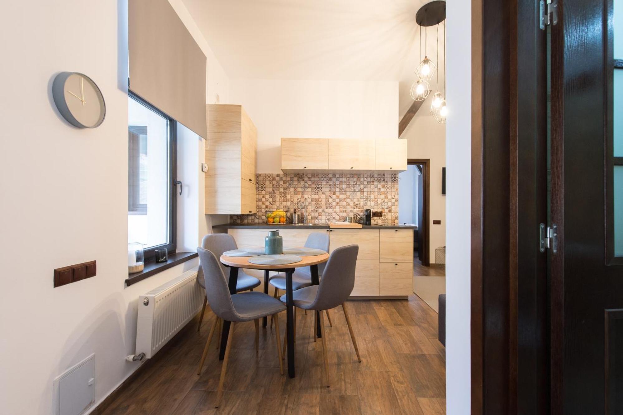 Lovely Brasov Flat With Patio And Mountain Views エクステリア 写真