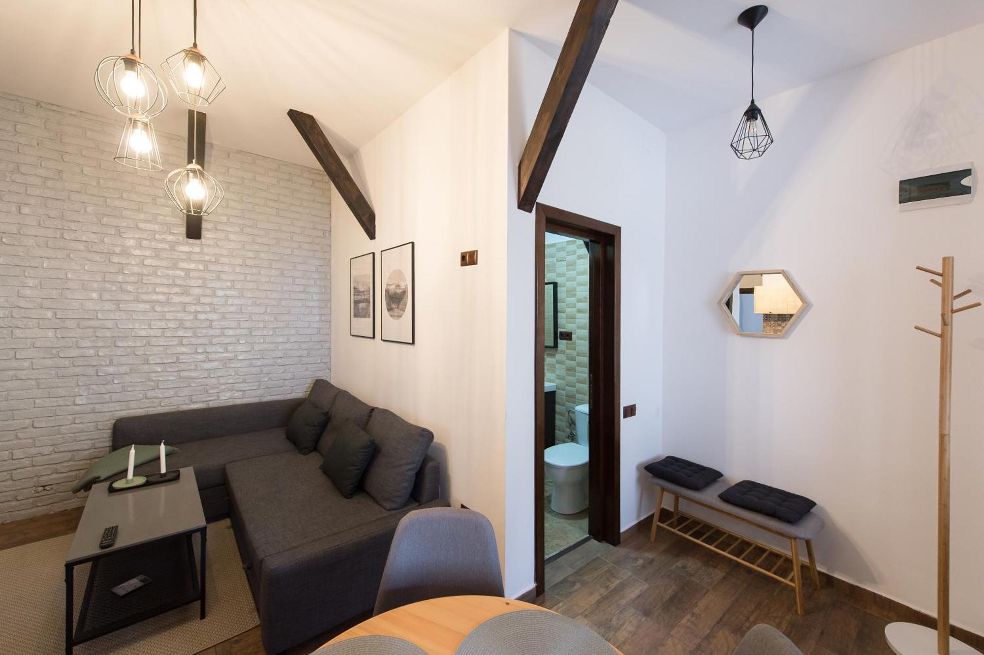 Lovely Brasov Flat With Patio And Mountain Views エクステリア 写真