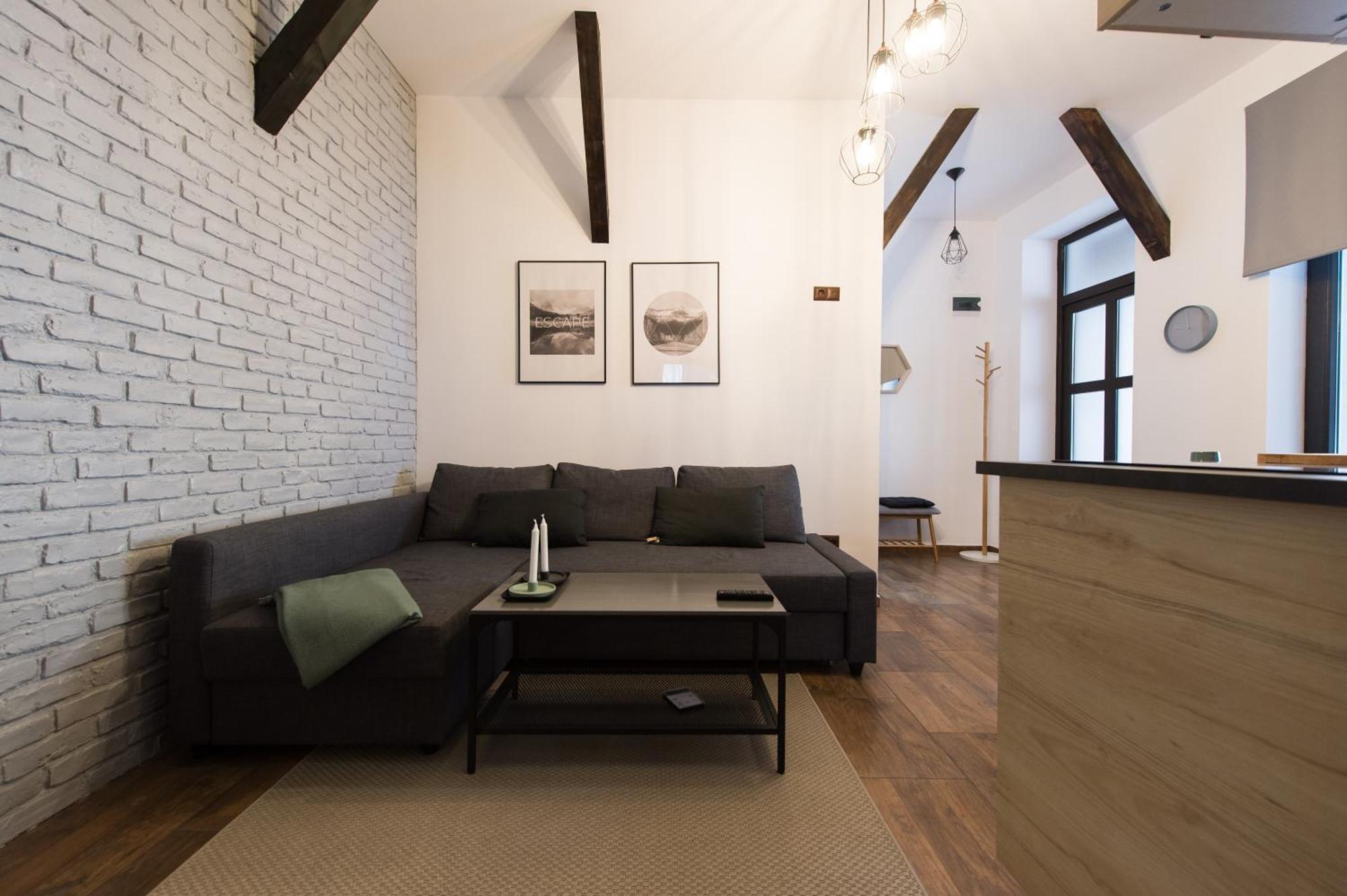 Lovely Brasov Flat With Patio And Mountain Views エクステリア 写真