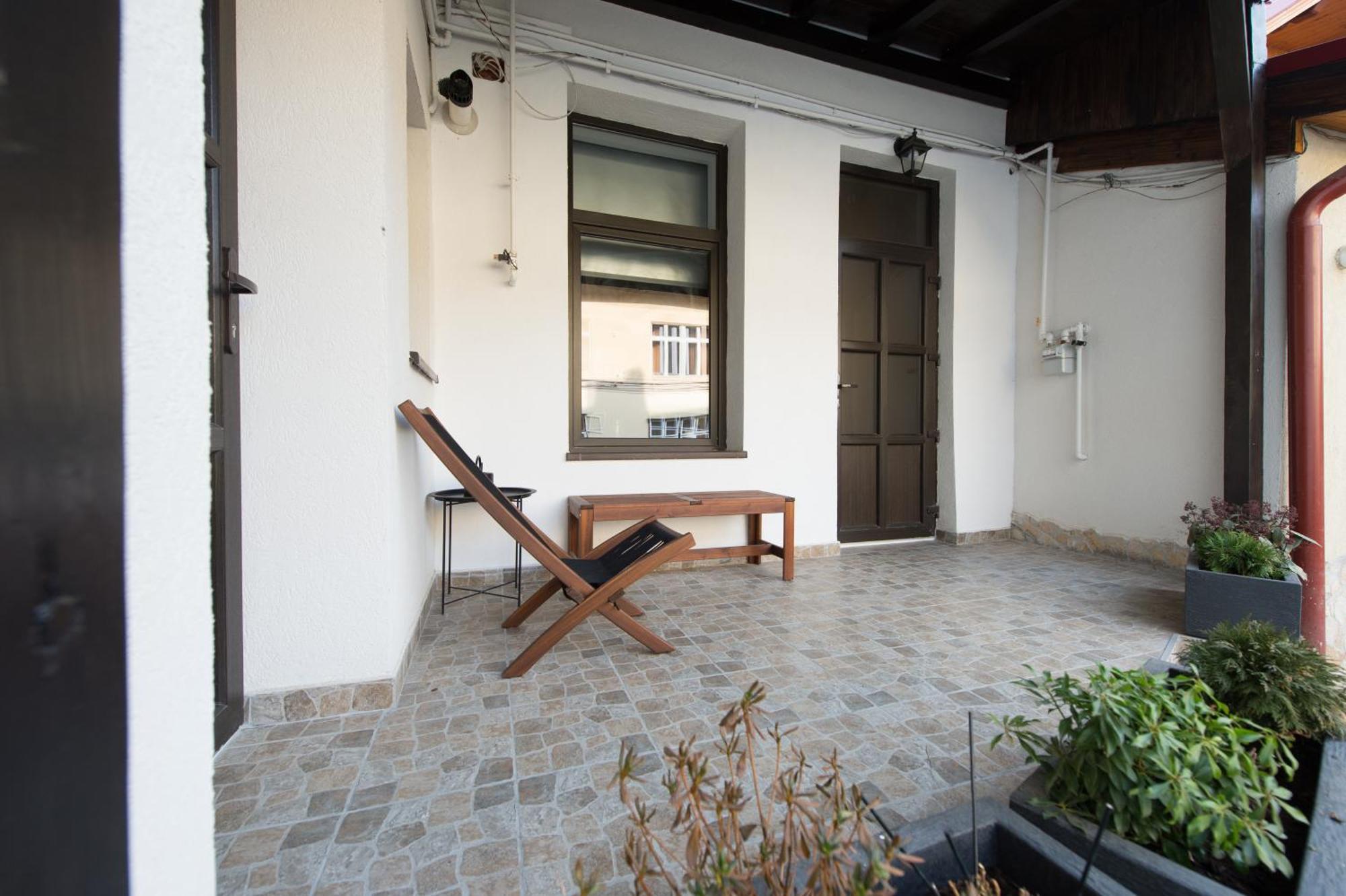 Lovely Brasov Flat With Patio And Mountain Views エクステリア 写真