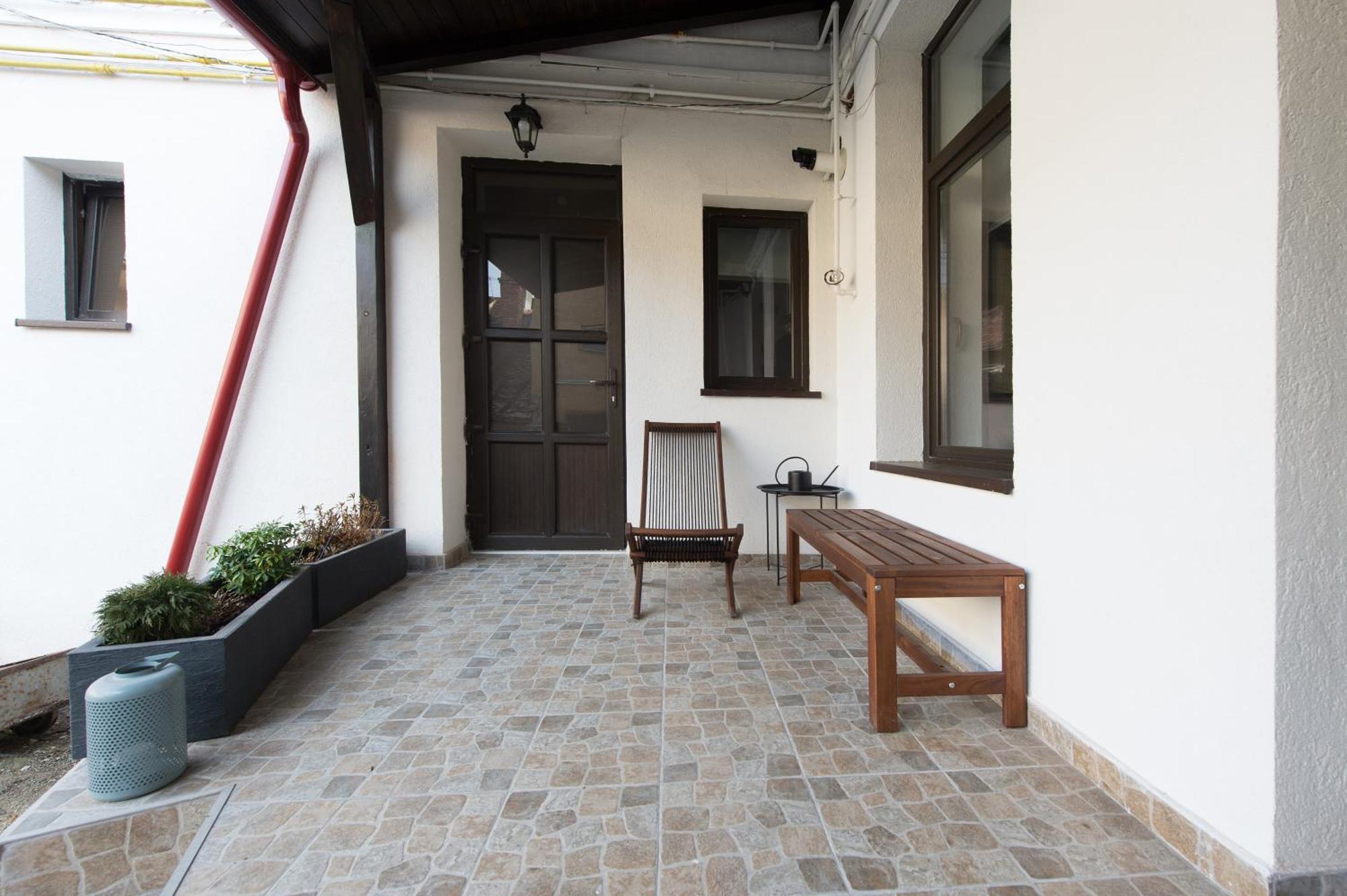 Lovely Brasov Flat With Patio And Mountain Views エクステリア 写真