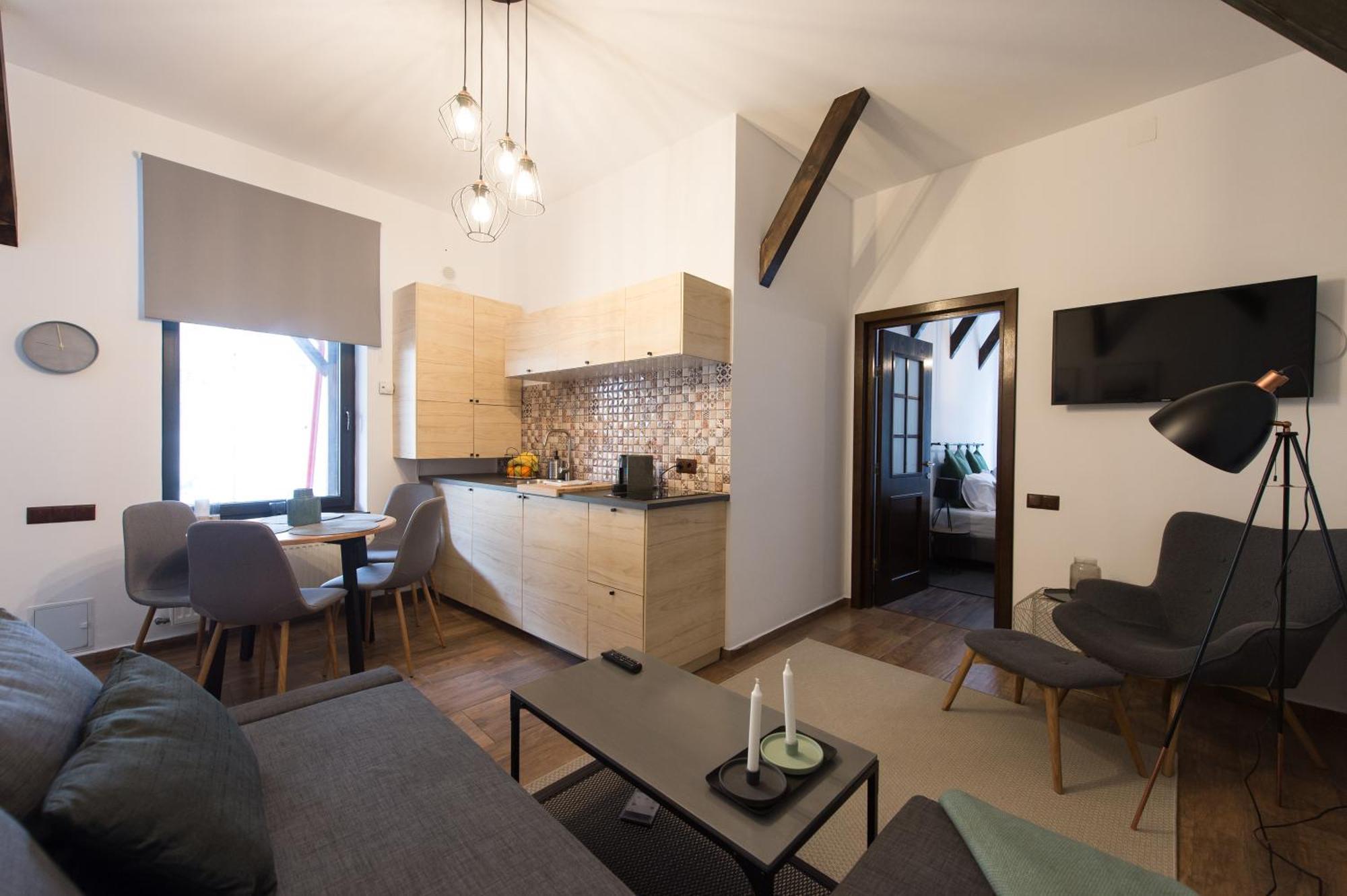 Lovely Brasov Flat With Patio And Mountain Views エクステリア 写真