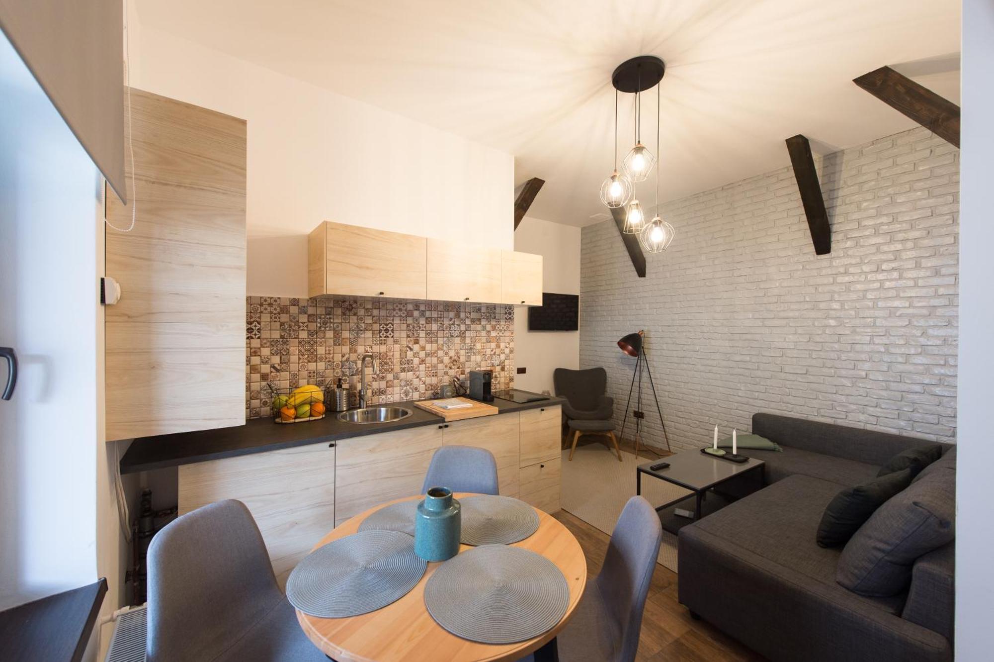Lovely Brasov Flat With Patio And Mountain Views エクステリア 写真