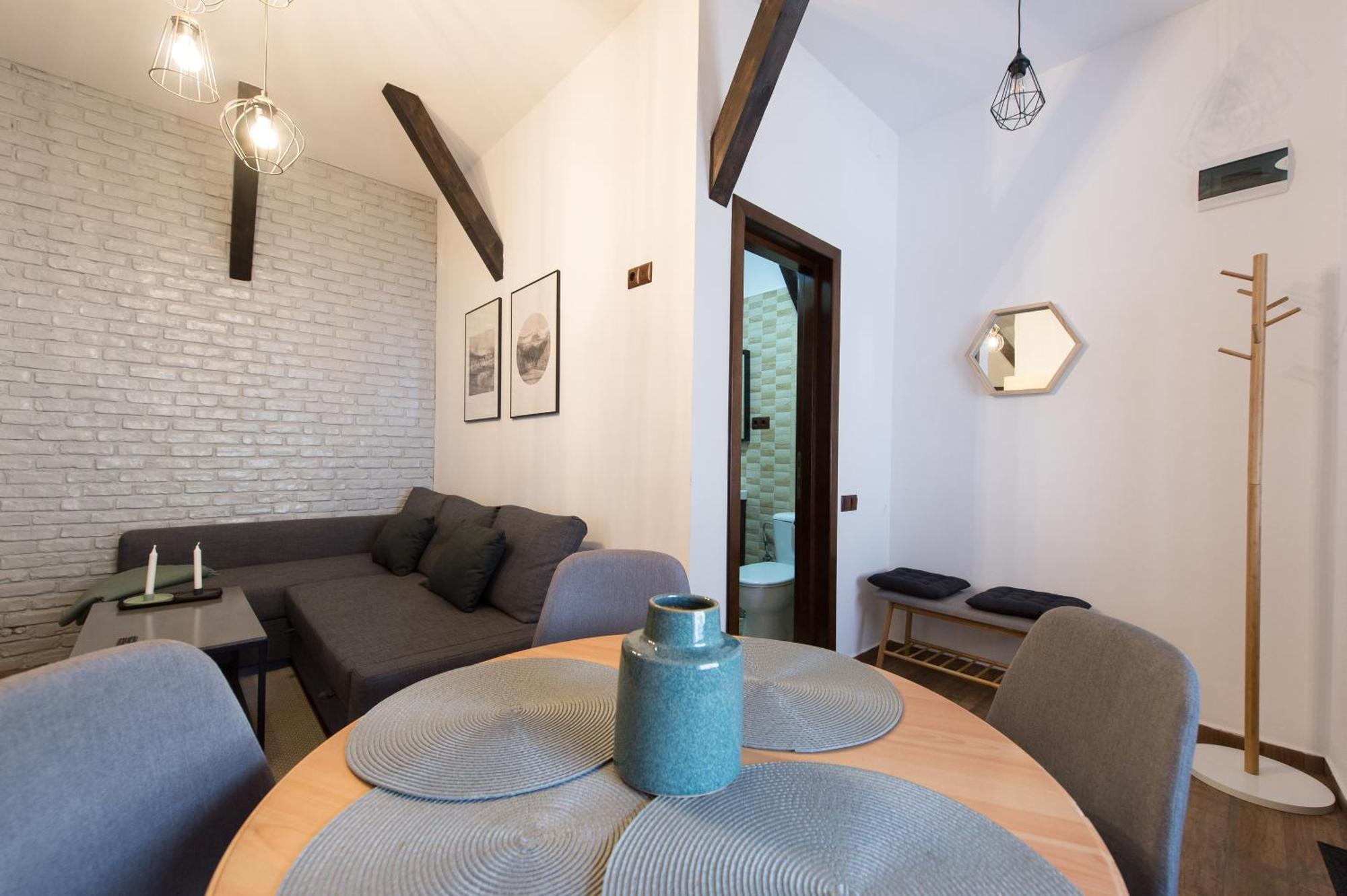 Lovely Brasov Flat With Patio And Mountain Views エクステリア 写真
