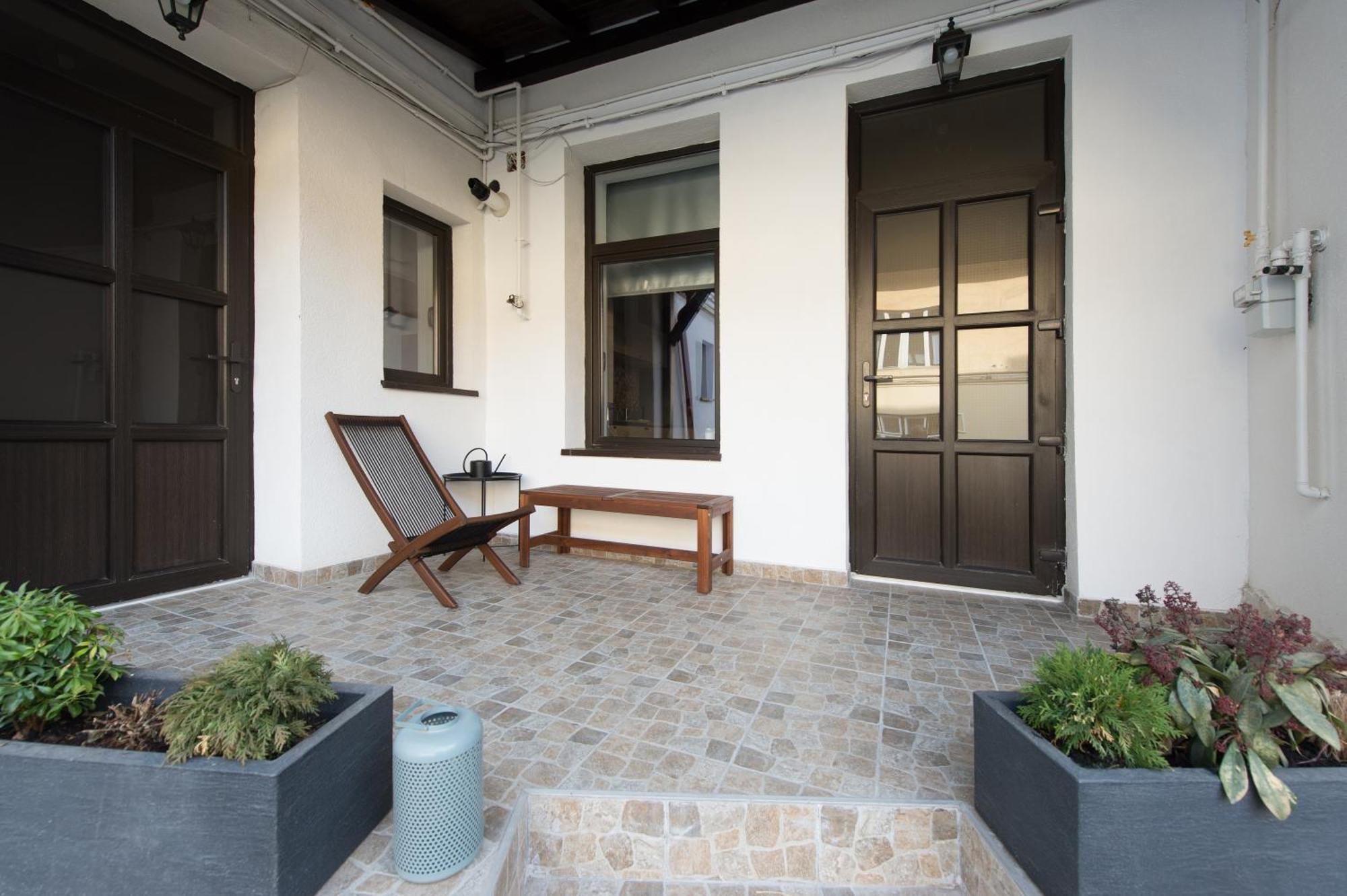 Lovely Brasov Flat With Patio And Mountain Views エクステリア 写真