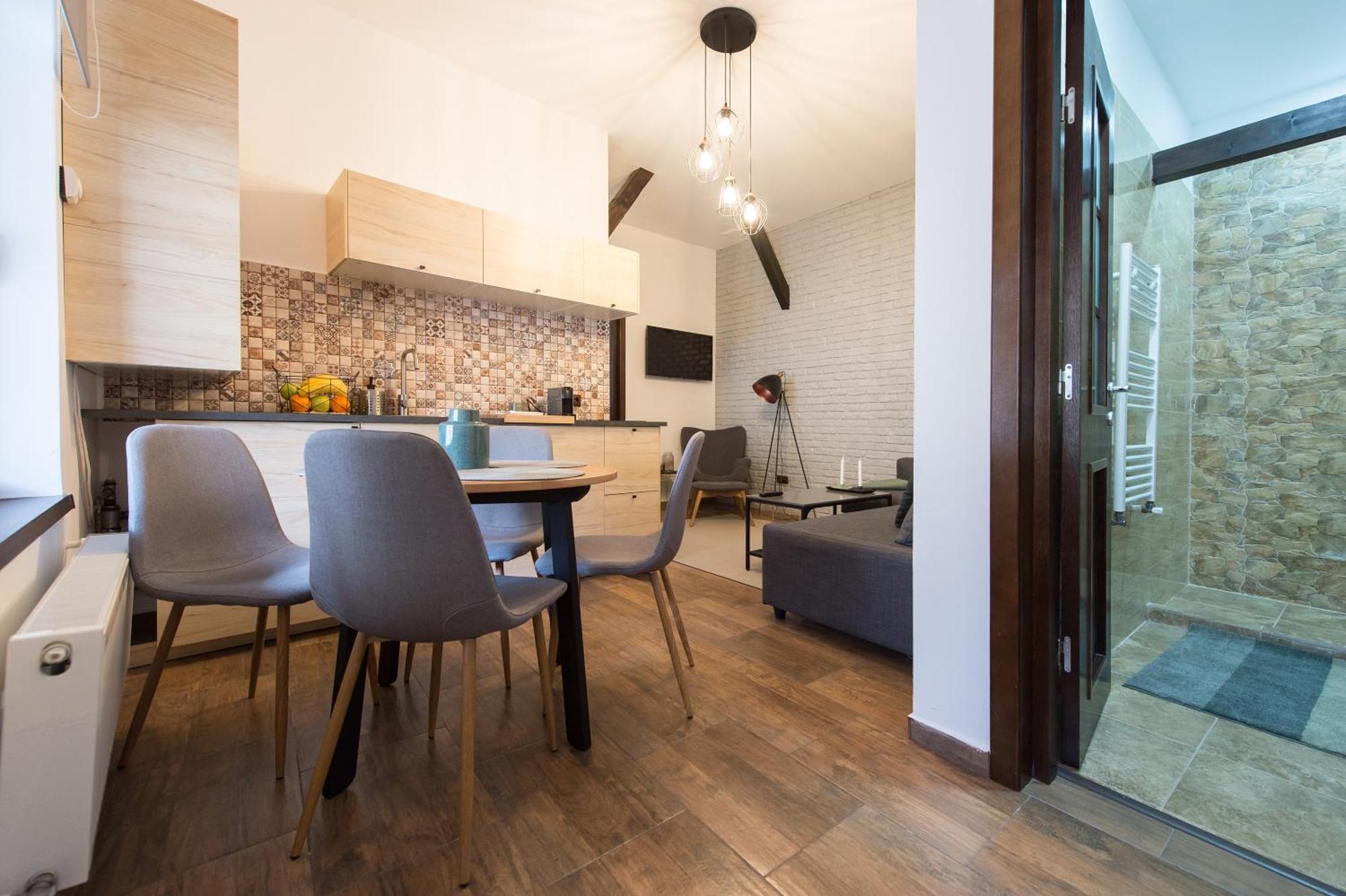 Lovely Brasov Flat With Patio And Mountain Views エクステリア 写真