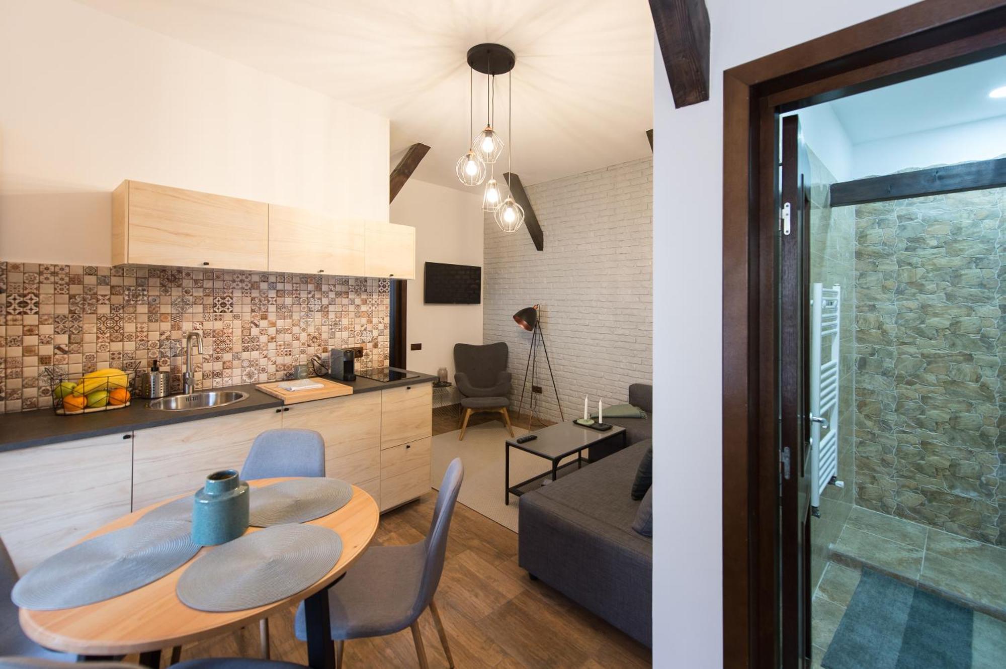 Lovely Brasov Flat With Patio And Mountain Views エクステリア 写真