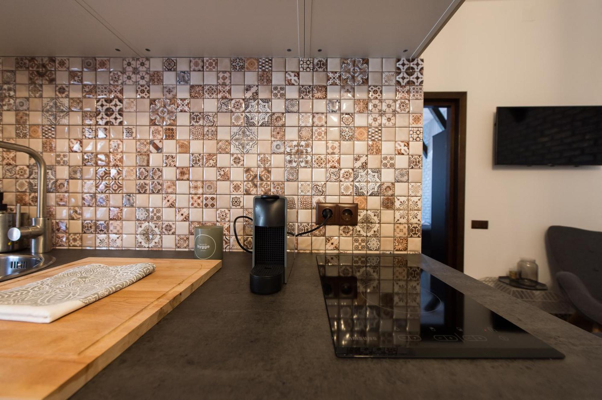 Lovely Brasov Flat With Patio And Mountain Views エクステリア 写真