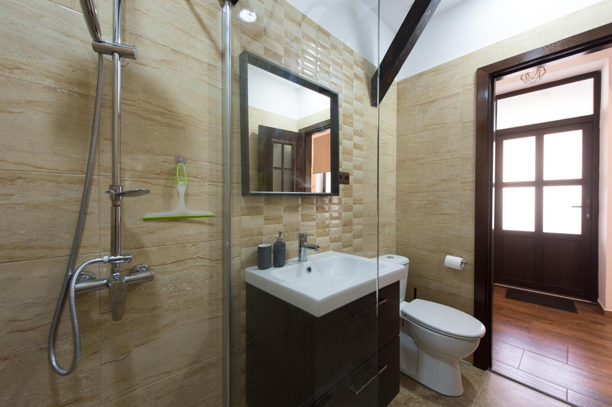 Lovely Brasov Flat With Patio And Mountain Views エクステリア 写真