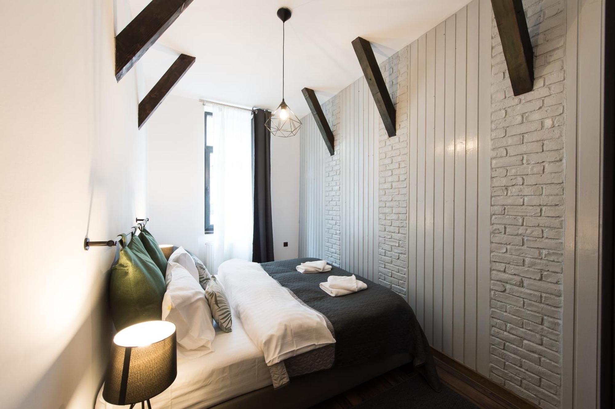 Lovely Brasov Flat With Patio And Mountain Views エクステリア 写真