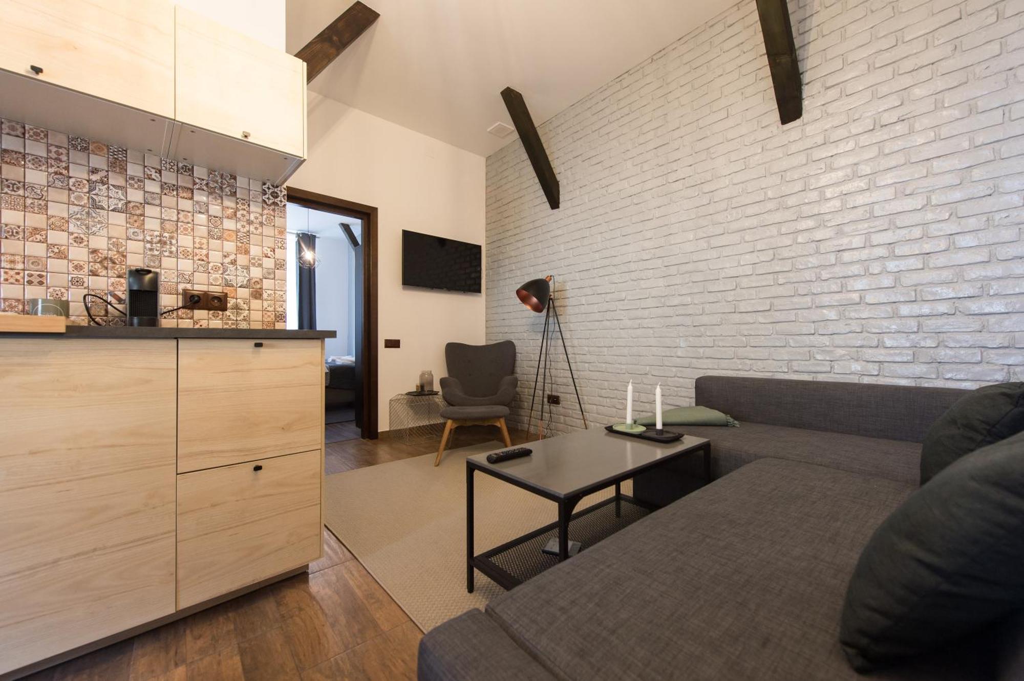 Lovely Brasov Flat With Patio And Mountain Views エクステリア 写真